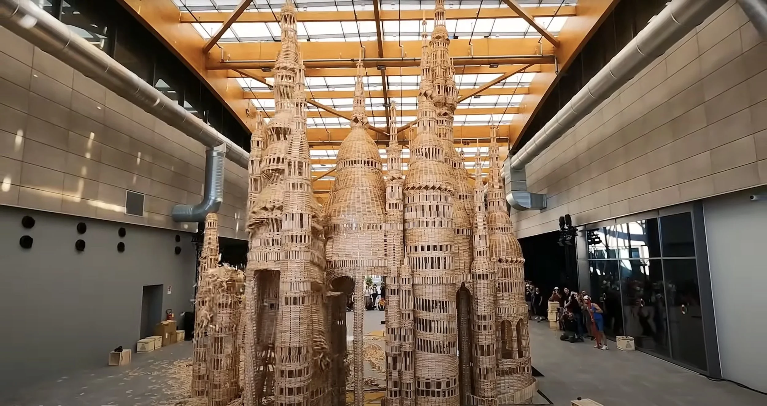 The splendid imaginary city built by 240,000 domino axes crashes in a few seconds